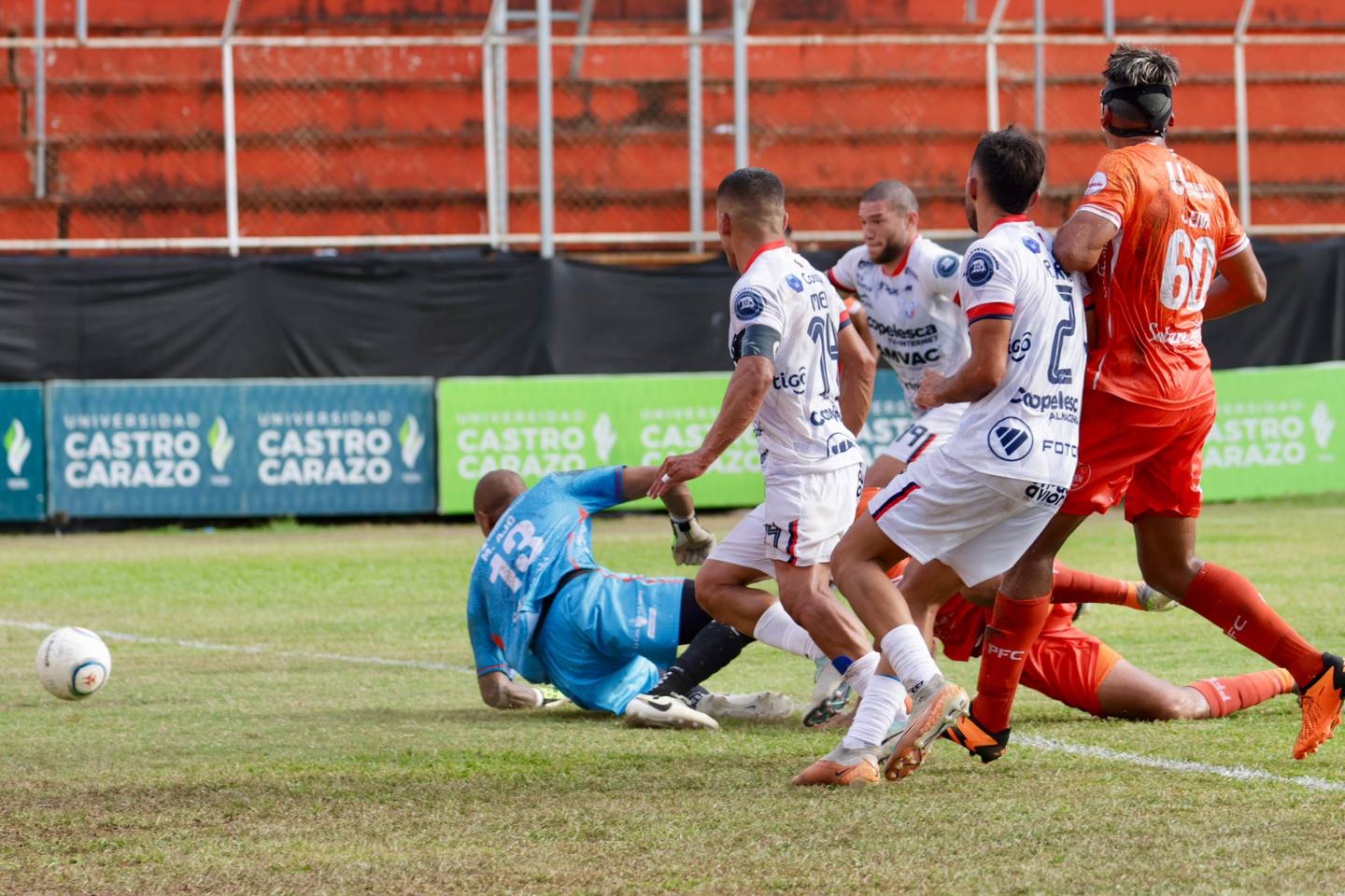 El partido entre Puntarenas y San Carlos fue bastante disputado en el Lito Pérez.