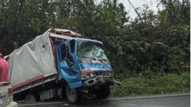 Chofer muere en choque frontal de camiones