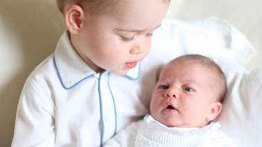Príncipe Jorge posó por primera vez con su hermana recién nacida Carlota