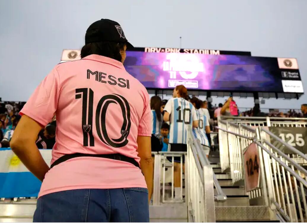 Una fanática lució su nueva camisa del número 10, el argentino Lionel Messi, quien llegó al Inter Miami este domingo. 