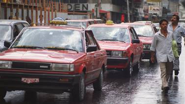 Taxistas piden    incluir en tarifa   pérdidas por competencia         