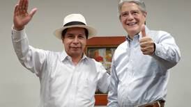Presidente de Perú vuelve en carro desde Ecuador para evitar destitución