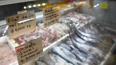 Comerciantes de pescado se lamentan por poca demanda pese a reducción de precios