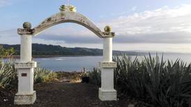 Cabuya: Una playa, una isla, un cementerio