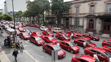 Taxistas presionan para que Gobierno retome idea de indemnización por Uber y DiDi