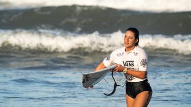 Surfista tica ‘sale huyendo’ de Estados Unidos ante crisis por el covid-19