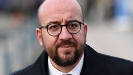 Primer ministro de Bélgica renuncia bajo presión por pacto migratorio