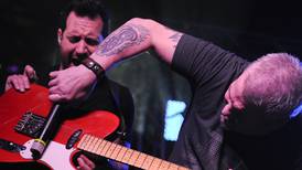 Inauguración del Hard Rock Cafe: canciones obvias y guitarras rotas