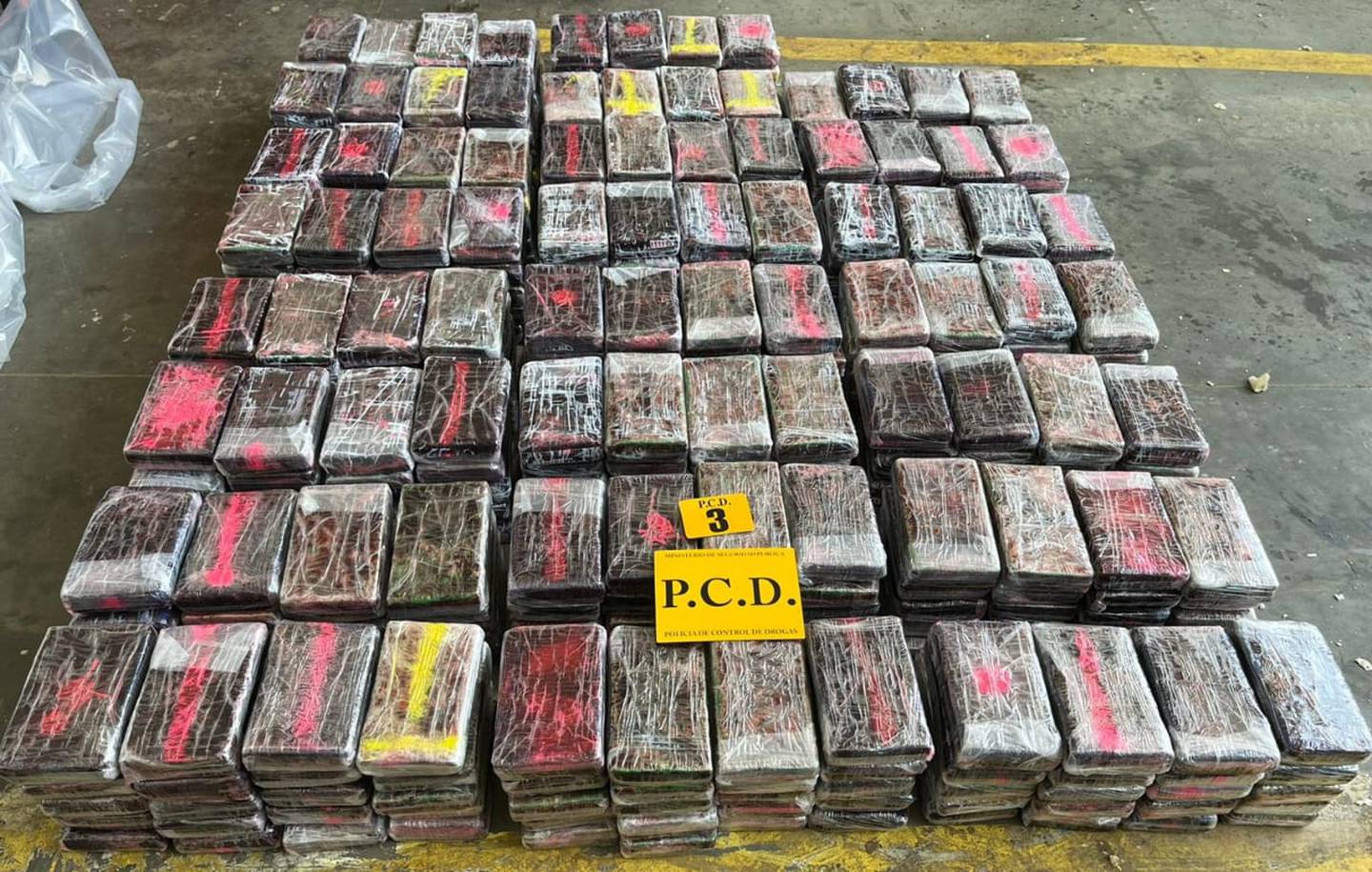 A la banda de seis personas, incluídos trabajadores de APM Terminals,  detenida el martes pasado, se les relaciona con este alijo de 1200 kilos de coca. Foto: MSP.