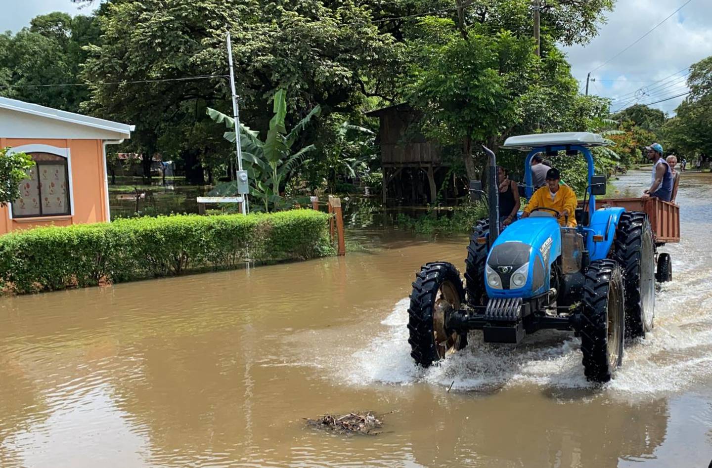 Los tractores sirvieron para trasladar a  los afectados hasta los albergues, como se ve en este de Ortega de Santa Cruz. Foto: Cortesía Guana/Noticias.