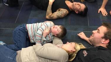 Adam Levine y la banda Maroon 5 tuvieron un tierno encuentro con fan con síndrome de Down