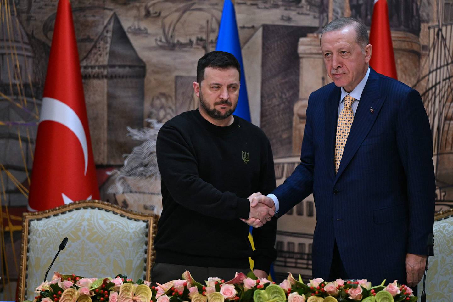 El presidente de Turquía, Recep Tayyip Erdogan (derecha), estrecha la mano de Volodymir Zelenski (izquierda) después de una conferencia en Estambul este viernes.