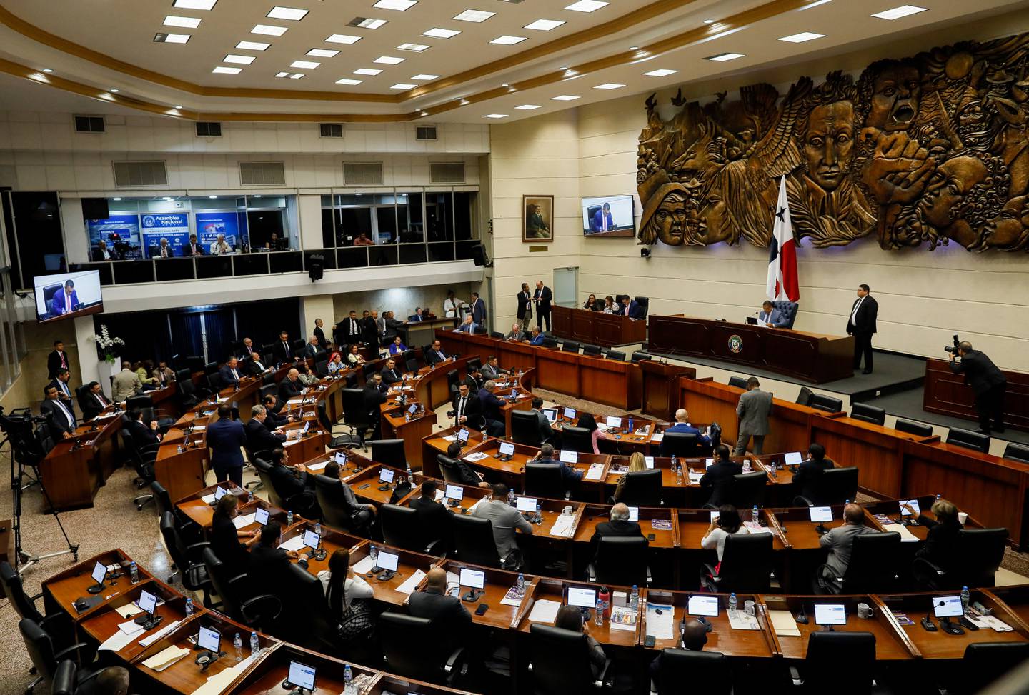 El Congreso de Panamá aprobó una moratoria minera por tiempo indefinido en el segundo de tres debates. Esta medida permitirá frenar el trámite de 103 concesiones mineras y rechazar las prórrogas de 15 vigentes, en respuesta a las masivas protestas de los panameños.
