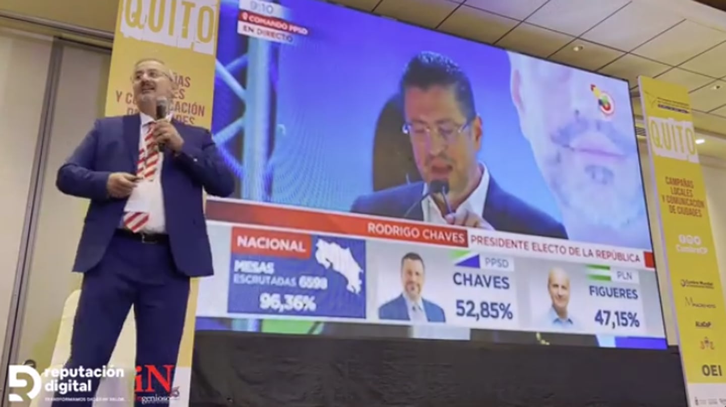 José Norte Sosa, director de la compañía Reputación Digital, mientras presenta en ecuador el caso de "éxito" de Costa Rica donde, según dijo, ganó la campaña de Rodrigo Chaves junto con Feredico Cruz.