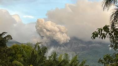 Volcán Rincón de la Vieja sigue activo: erupción de esta madrugada tuvo pluma de 5.000 metros 