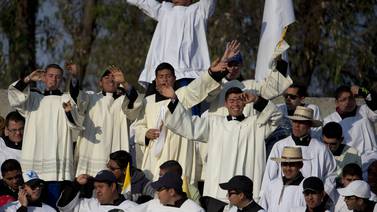 Papa Francisco llama a religiosos a no 'resignarse' ante el narcotráfico y la violencia