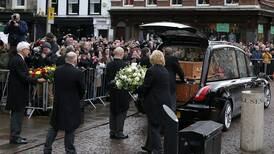 Cientos de familiares y amigos despiden a Stephen Hawking