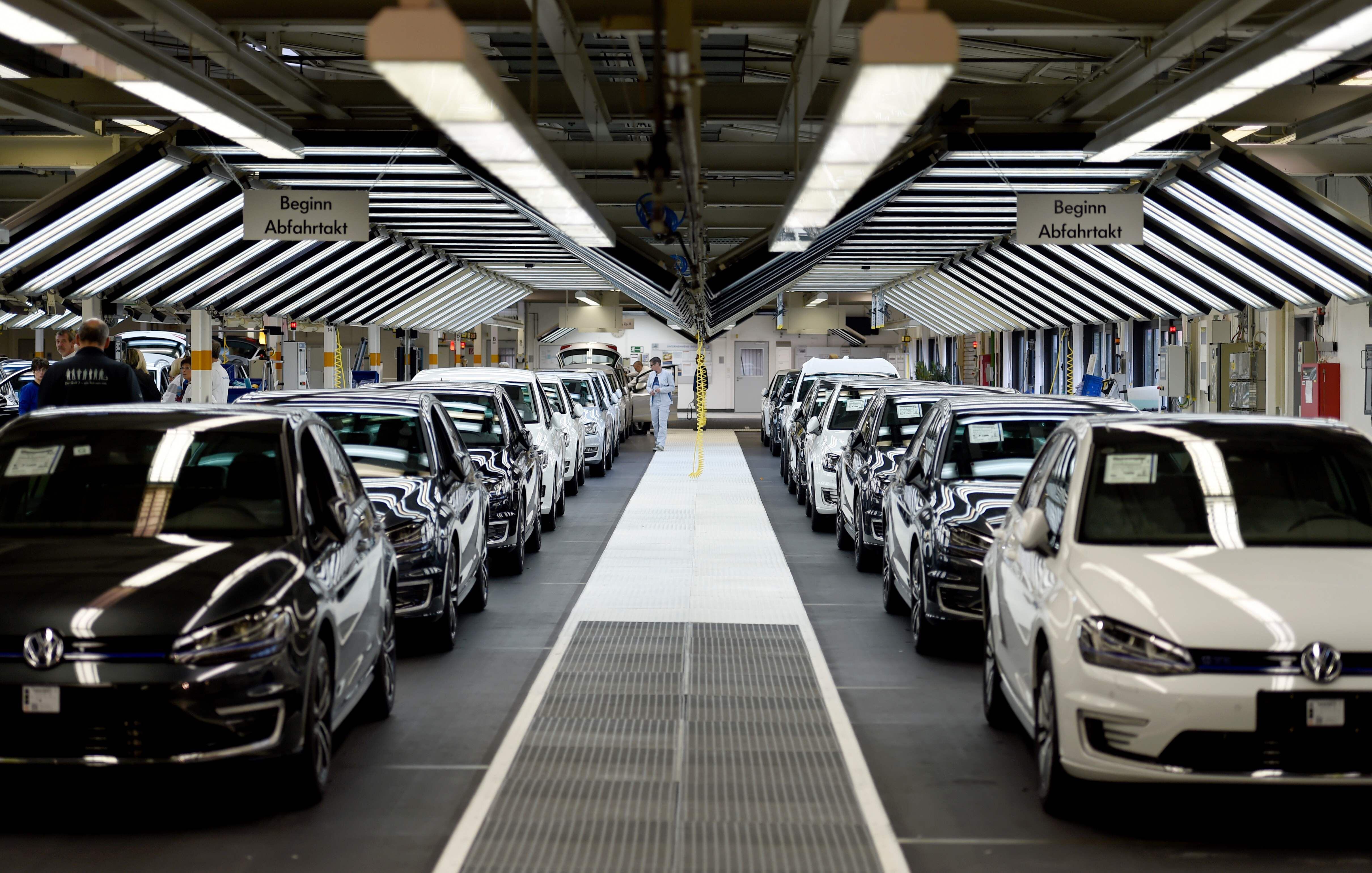 Los empleados del fabricante de automóviles alemán Volkswagen revisan los automóviles en una línea de montaje de la planta de VW en Wolfsburg, Alemania. Archivo: