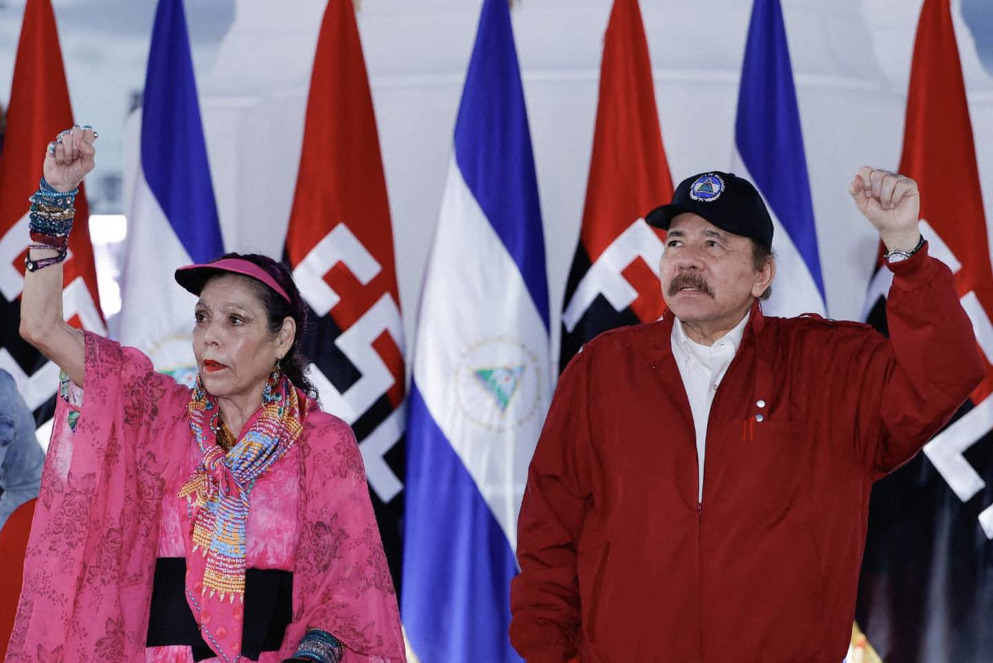 Daniel Ortega, quien gobierna en Nicaragua, junto con su esposa Rosario Murillo.