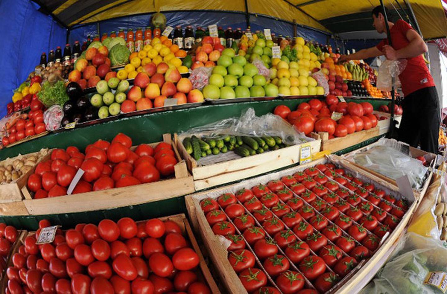 Рынок витрины. Прилавок с овощами и фруктами. Витрина овощи и фрукты на рынке. Овощи на рынке. Фруктовая витрина на рынке.