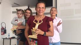 Dixiana Mena, madre de  las atletas Andrea y Noelia Vargas, fue nominada al premio como entrenadora del año del continente