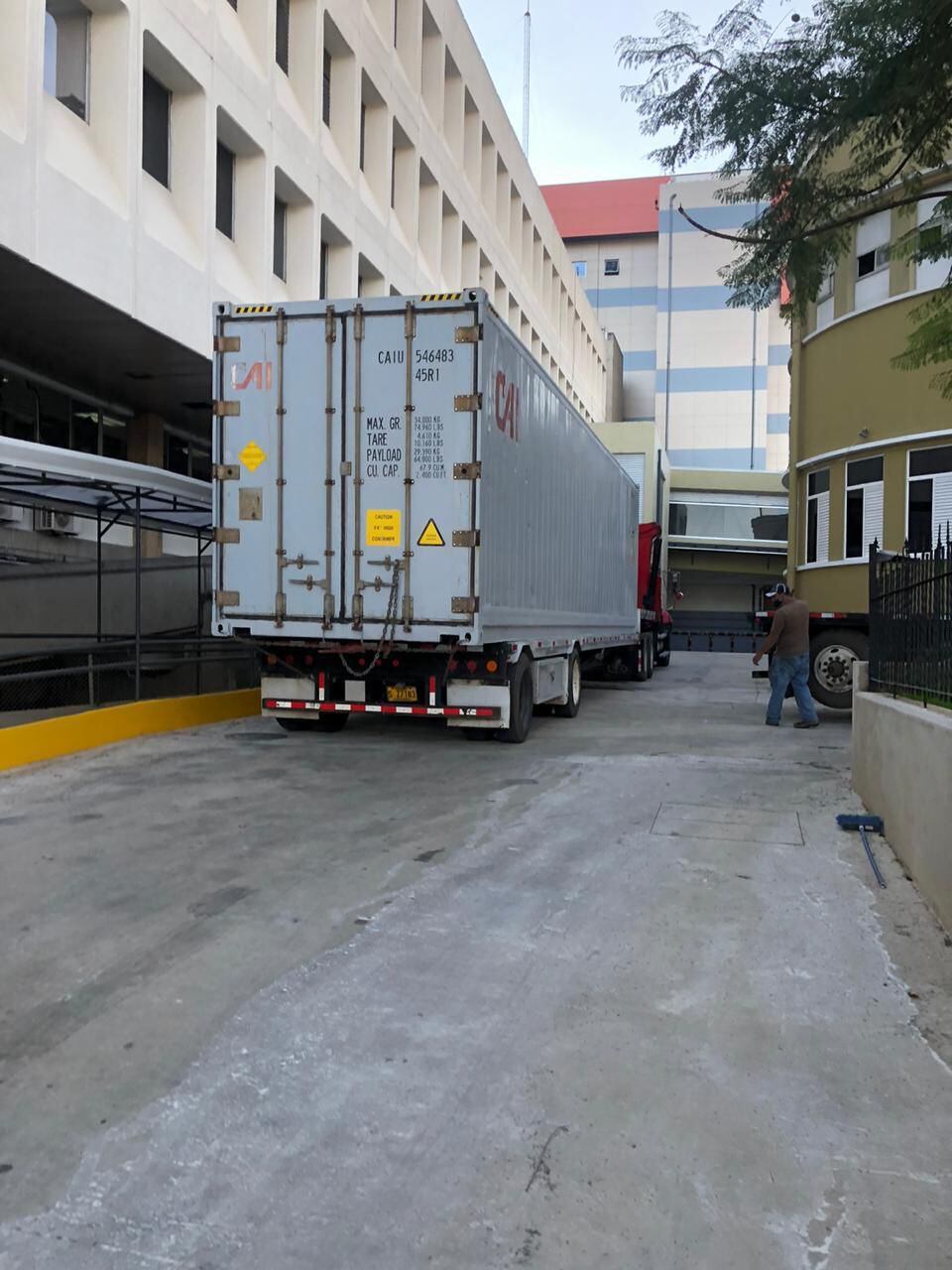 Instalación del contenedor para cadáveres en el Hospital Calderón Guardia ante el aumento de muertes por covid-19. Cortesía: CCSS