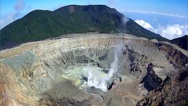 Dirección del viento libra a turistas de fuertes emisiones de gases en el volcán Poás