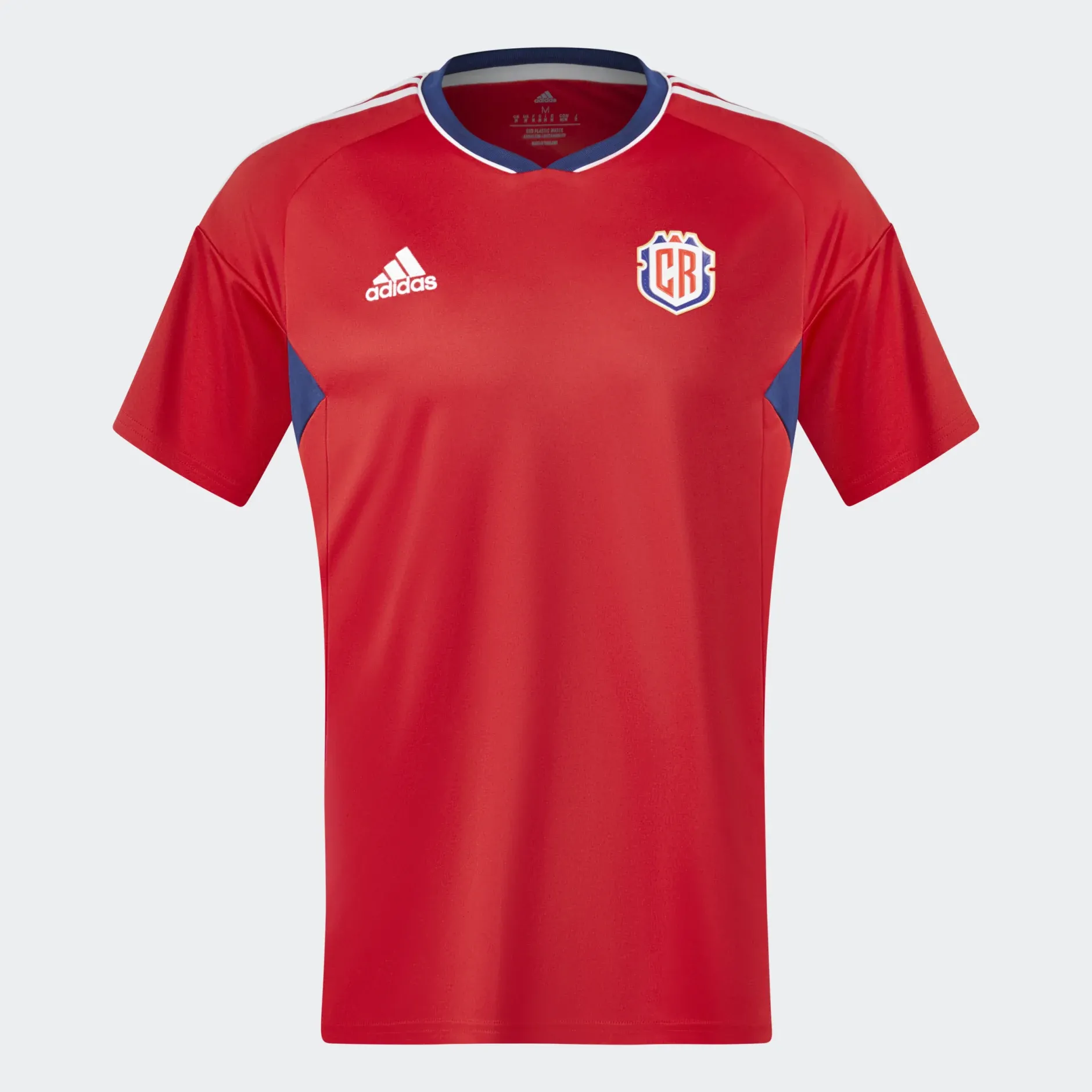 La camiseta de local que Adidas diseñó para Costa Rica tiene al rojo intenso como protagonista. Además. resaltan detalles en azul en axilas y cuello, mientras que los tres ribetes de la marca son blancos.