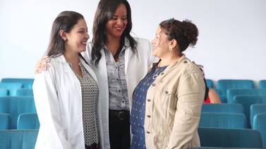 Cartaginesas con cáncer de mama reconstruyen sus senos sin implantes