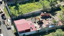 OIJ demolió 10 casas y una piscina donde se guardaba droga del narco en Limón