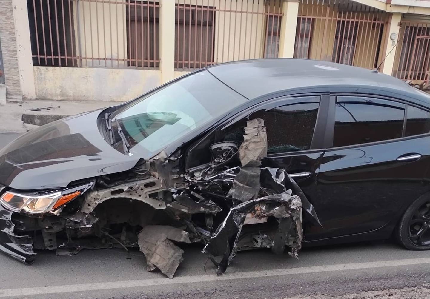 El vehículo en el que viajaba el futbolista de Cartaginés, Carlos Barahona, quedó en muy malas condiciones, tras el accidente en Guadalupe de Cartago.