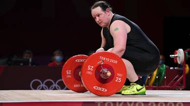 Primera atleta transgénero en unos Juegos Olímpicos salió eliminada sin levantar una barra 