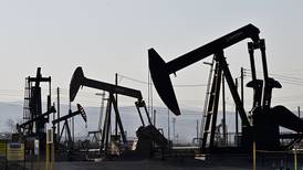 Petróleo sigue bajando y deja a la Opep+ bajo presión