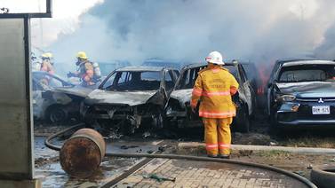 Incendio en charral alcanza patio de ‘rent a car’ y consume 30 vehículos
