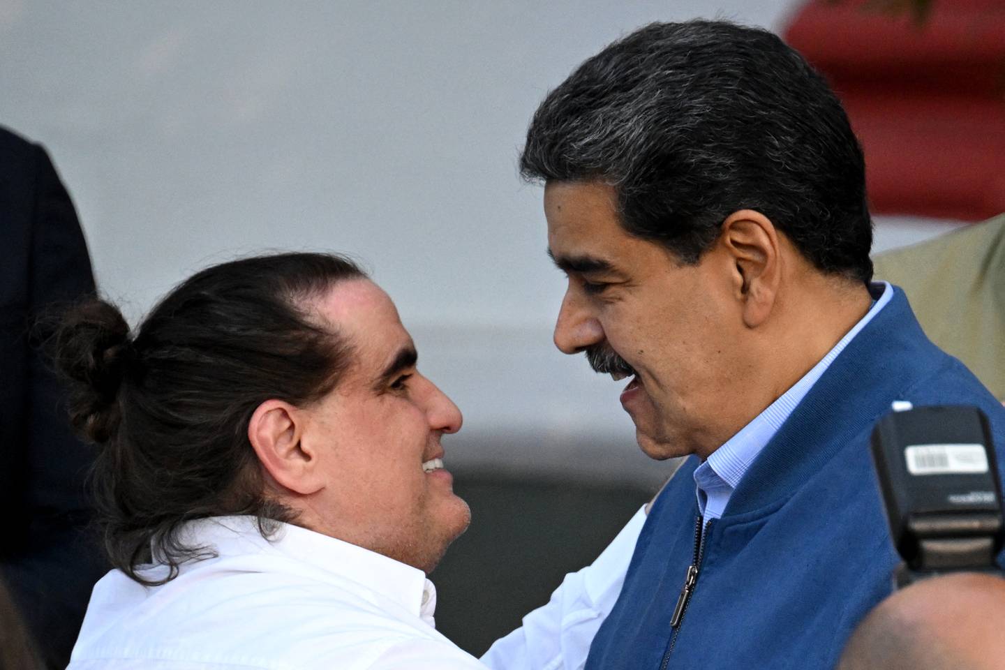 El presidente de Venezuela, Nicolás Maduro (der), da la bienvenida al empresario colombiano Alex Saab en el Palacio Presidencial de Miraflores, luego de ser liberado por Estados Unidos este mes de enero.