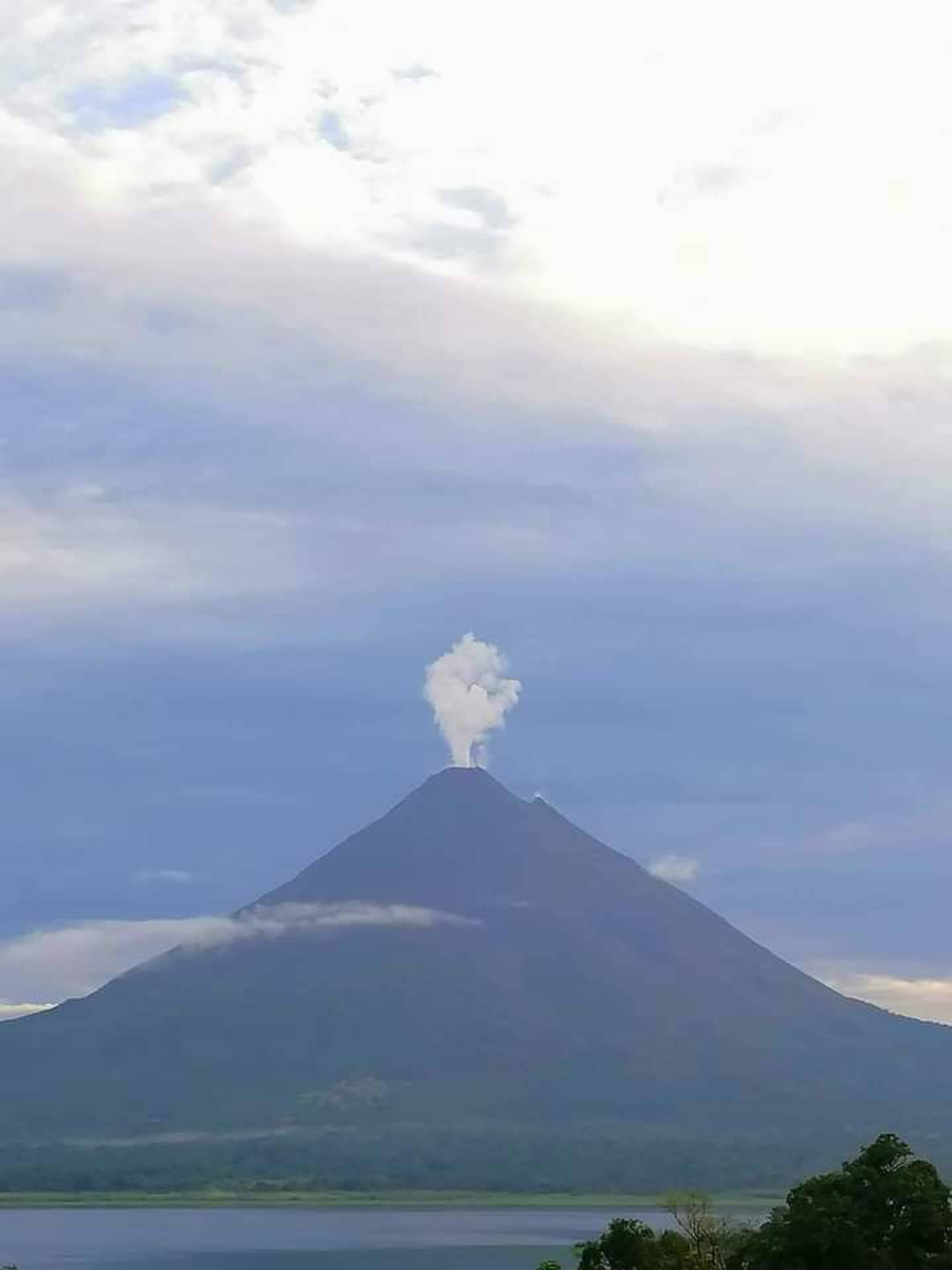 Luego de 11 años del cese de actividad eruptiva en el Arenal, aún hay rocas a 400 °.C que cuando llueve mucho generan inofensivas nubes de vapor de agua. Imagen: Suministrada por Edgar Chinchilla.