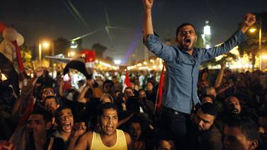  Presidente de Egipto defiende su legítimo poder y desafía al Ejército