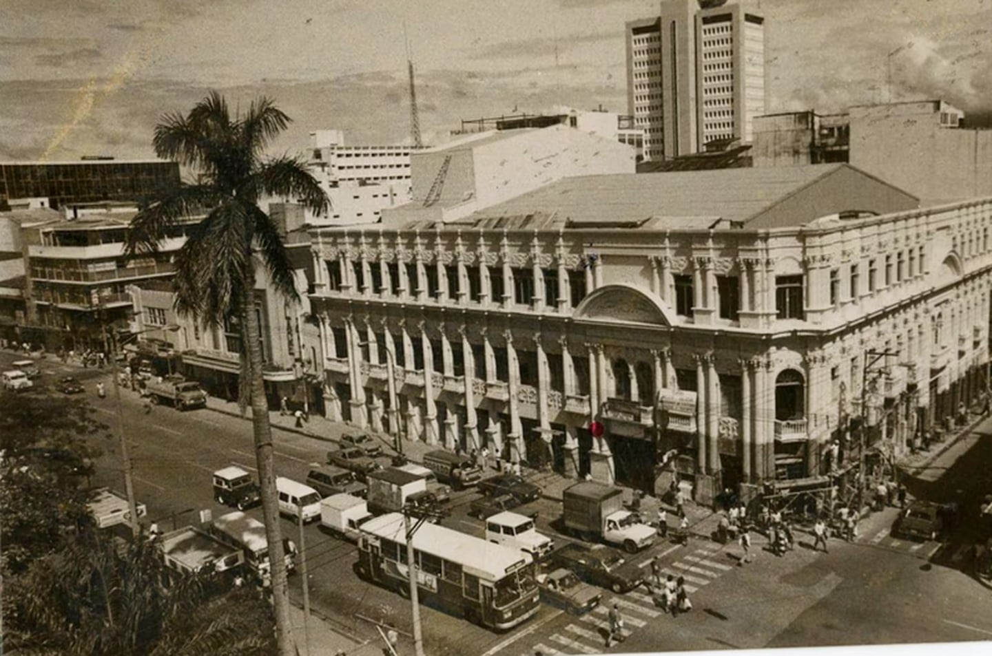 El Teatro Raventós tenía una estructura similar a la del hoy Melico Salazar y se quemó por un incendio en 1967.