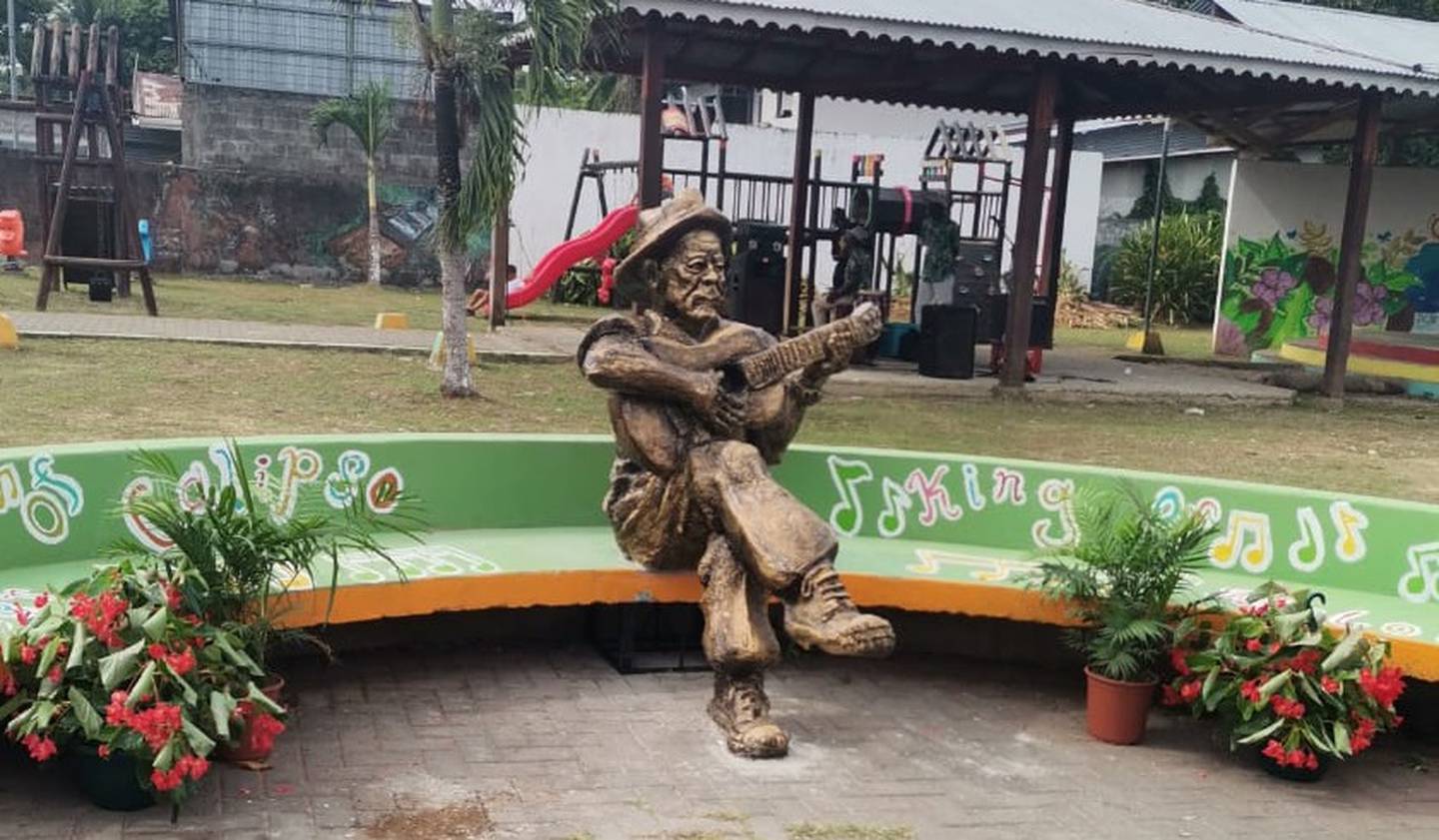 Develación de la escultura en honor al artista costarricense Walter Ferguson. Foto cortesía Laura Chaves.