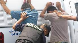Policía captura a hueveros armados en playa Moín