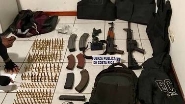 Detenidos dos hombres que portaban una M-16, una AK-47, municiones y chalecos antibalas