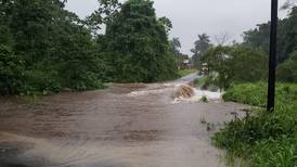 Desbordamiento de alcantarillas y ríos provoca inundaciones en Pococí, Limón y Liberia