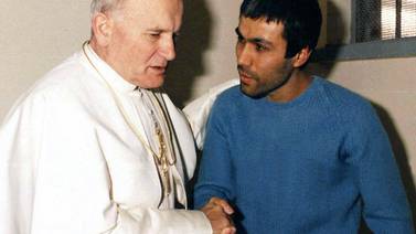  Agresor de Juan Pablo II  le llevó rosas  a su tumba