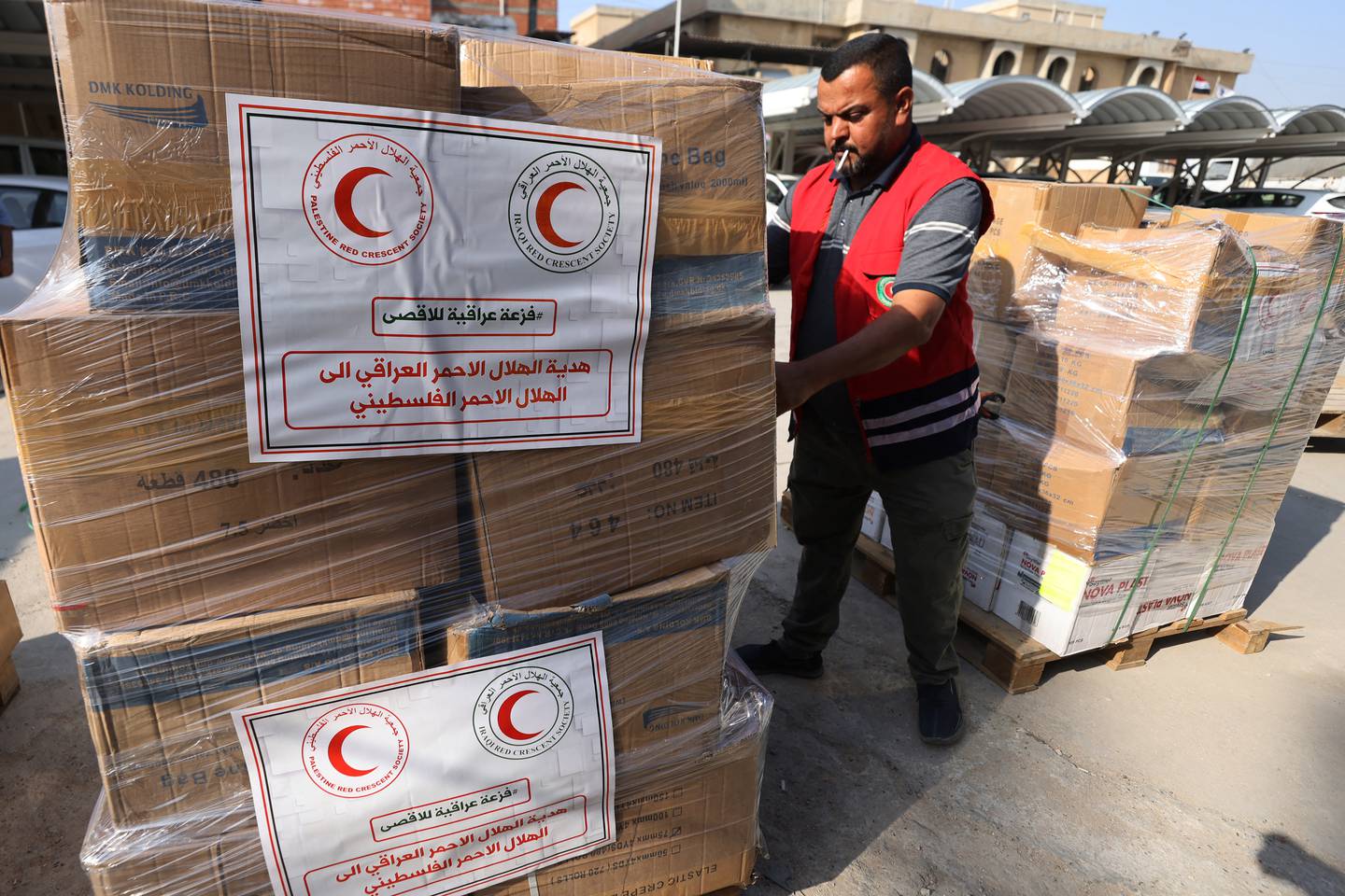 Empleados de la Sociedad de la Media Luna Roja Iraquí preparan cajas de ayuda humanitaria con destino a Egipto, que luego serán distribuidas a los palestinos en la Franja de Gaza, en la sede de la organización en Bagdad