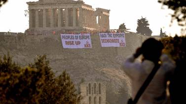 Manifestantes griegos protestan en la Acrópolis