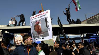 Multitud rinde tributo póstumo a general de Irán muerto en ataque de EE. UU. 