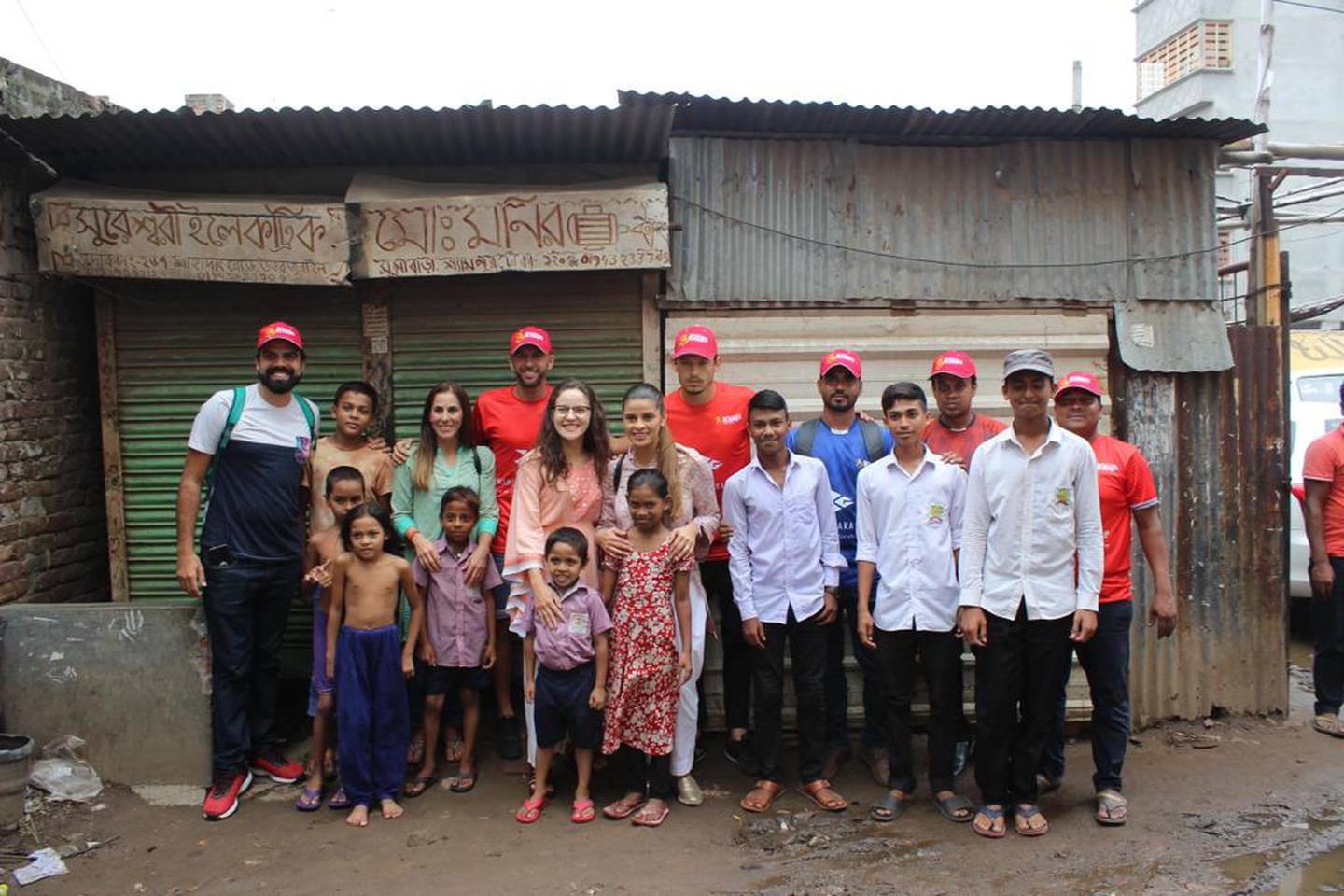 Daniel Colindres y su esposa, Fernanda Madrigal, lideraron la reconstrucción de una escuela en Bangladesh.