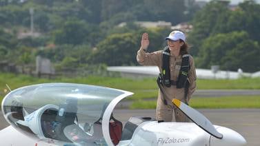 Piloto belga hace escala en Costa Rica en su vuelo alrededor del mundo