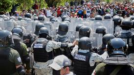Caravana de unos 600 migrantes choca con guardias nacionales en México