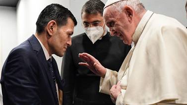 Papa conversa con padre de niño sirio ahogado en el mar Egeo en el 2015